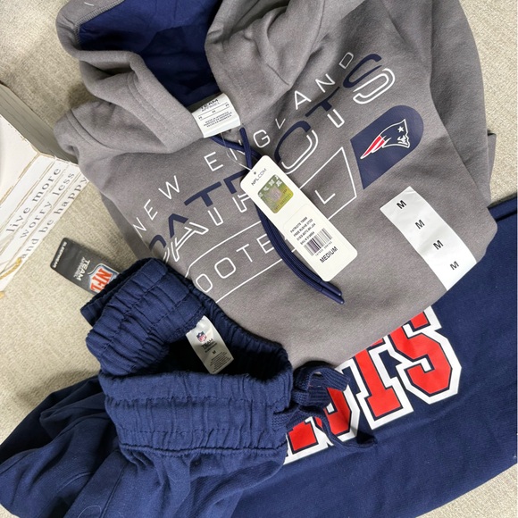 New England Patriots Men’s Medium 2-Piece Hoodie & Sweatpants Set NWT - Picture 2 of 3